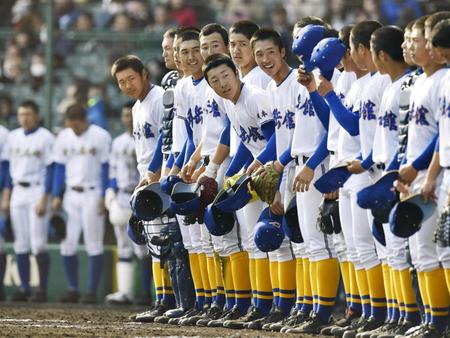 　準決勝進出を決め、笑顔で整列する秀岳館ナイン＝甲子園