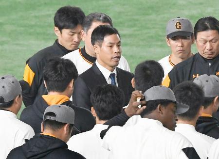 　練習開始前、巨人の１軍選手らに謝罪する高木京介投手（中央）＝２９日、東京ドーム