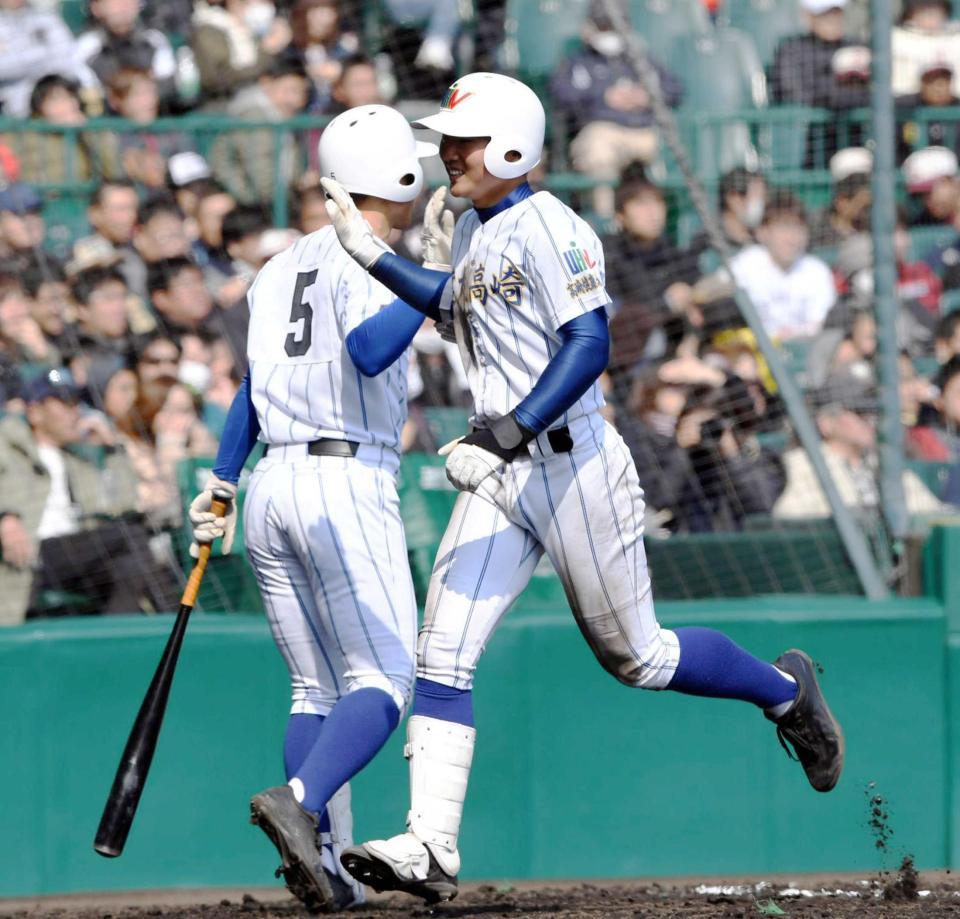 　４回、健大高崎・山下（右）は満塁本塁打を放ち生還する