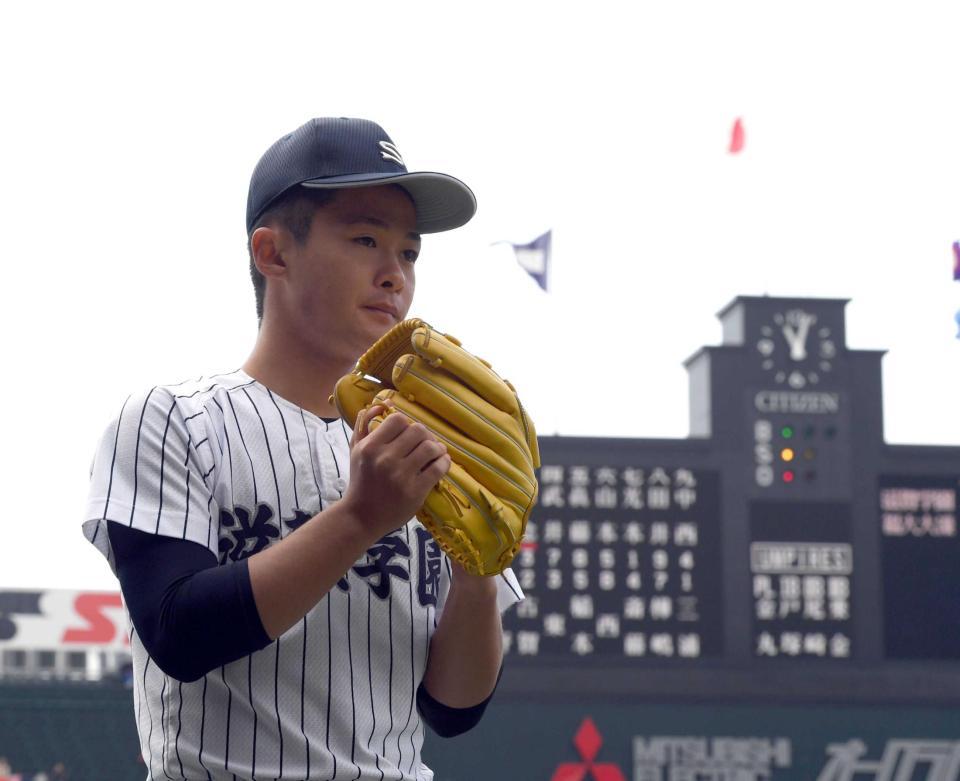 　ベンチ前でキャッチボールする滋賀学園・神村