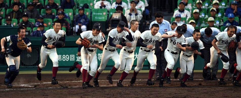 ベスト４進出を決め喜ぶ大阪桐蔭ナイン＝甲子園（撮影・山口登）