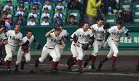 決勝進出を決め、アルプス席へあいさつに走る大阪桐蔭ナイン＝甲子園（撮影・田中太一）