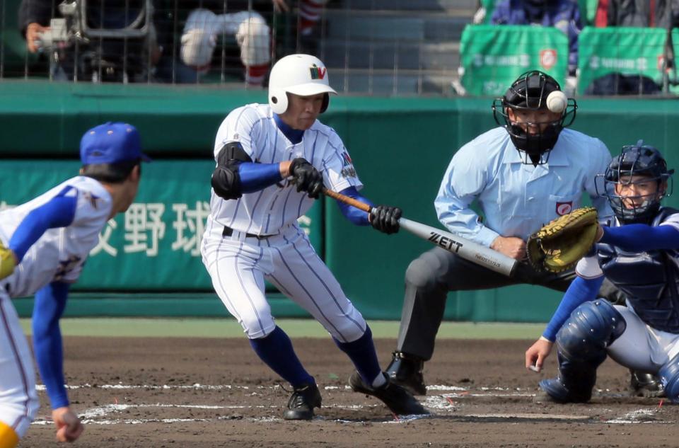 　６回、セーフティバントを決める小野寺