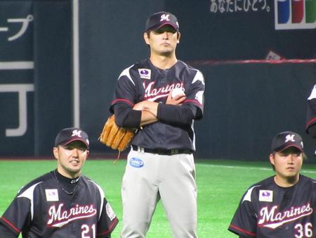 開幕投手の大役を翌日に控え、練習に励んだ涌井（中）