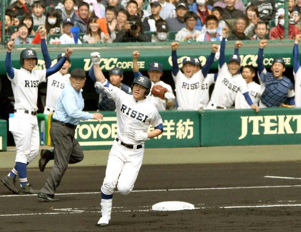 　１回、履正社・安田は右越えに先制ソロを放ちガッツポーズをしながら二塁へ向かう＝甲子園（撮影・田中太一）