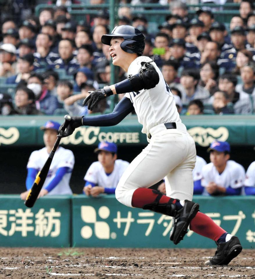 　８回、大阪桐蔭・山田は左翼に適時二塁打を放つ（撮影・持木克友）