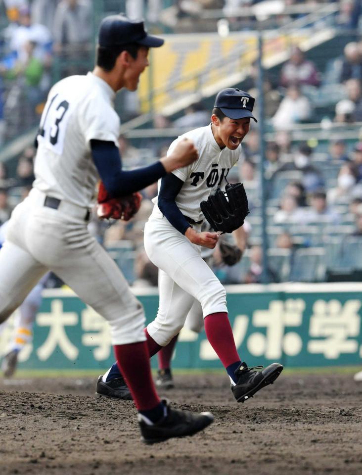 　２試合連続完投勝利し、喜びを爆発させる大阪桐蔭・徳山（右）