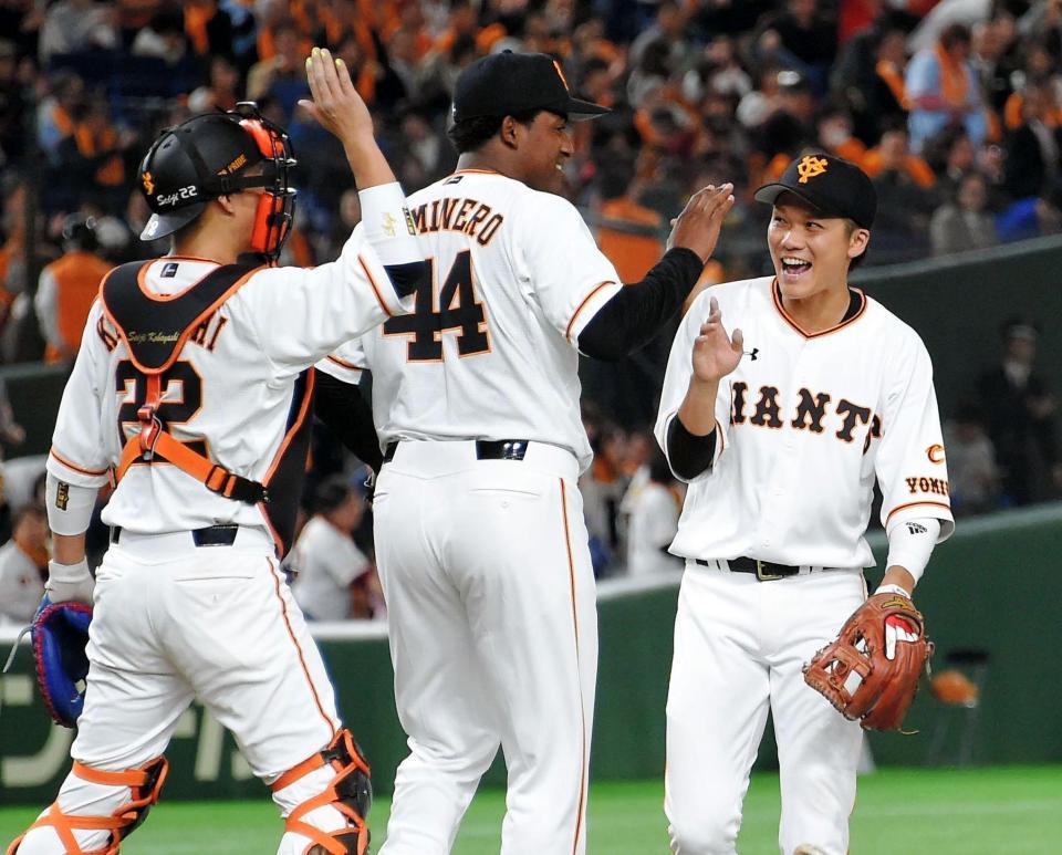 開幕戦を勝利で飾りタッチをかわすカミネロと坂本（右）＝東京ドーム（撮影・堀内翔）