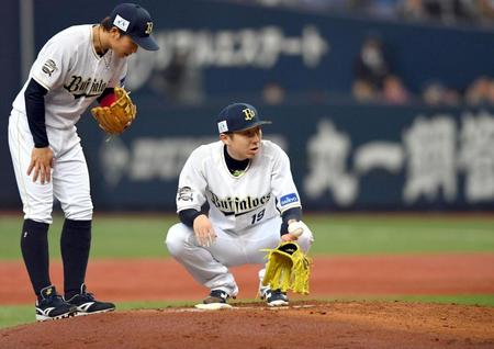 　３回、四球を出しマウンドに座り込むオリックス・金子（右）