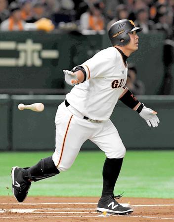 １回、先制２ランを放つ阿部（撮影・堀内翔）　　