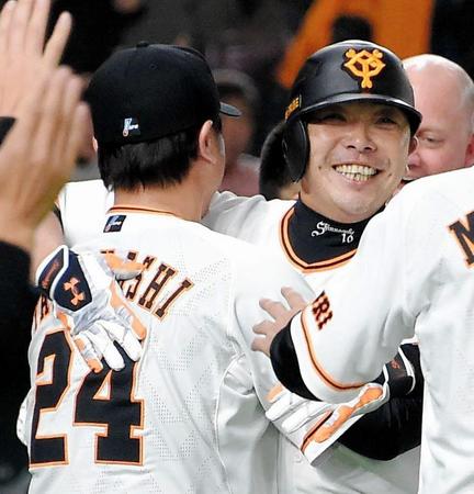 ９回、逆転サヨナラ３ランを放ち高橋監督（左）と抱き合う巨人・阿部＝東京ドーム（撮影・堀内翔）