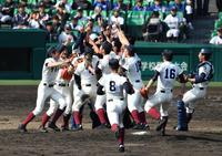 履正社対大阪桐蔭　優勝を決め歓喜の大阪桐蔭ナイン＝甲子園（撮影・山口登）