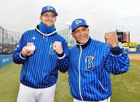 初勝利のクライン（左）とポーズを決めるラミレス監督（撮影・園田高夫）