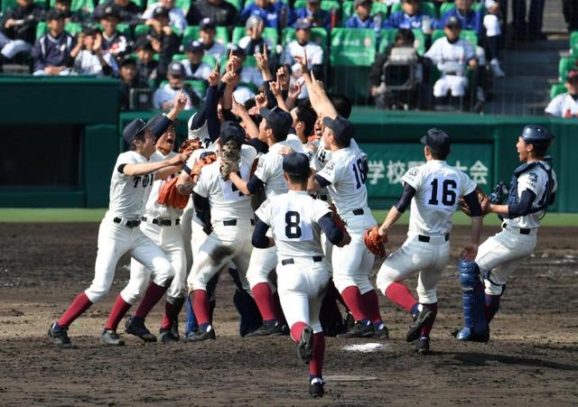 大阪桐蔭が大阪対決制し２度目Ｖ 西島が大会史上初の決勝代打本塁打