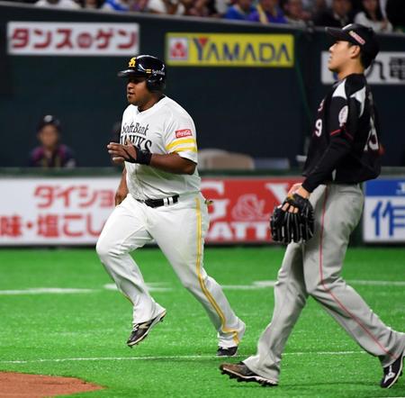 　６回、暴投で生還するデスパイネ（左）。右は西野