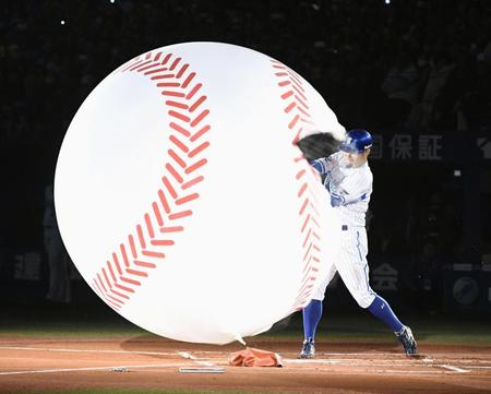 　試合前のセレモニーで、ボールの形をした風船を打つＤｅＮＡ・筒香＝横浜