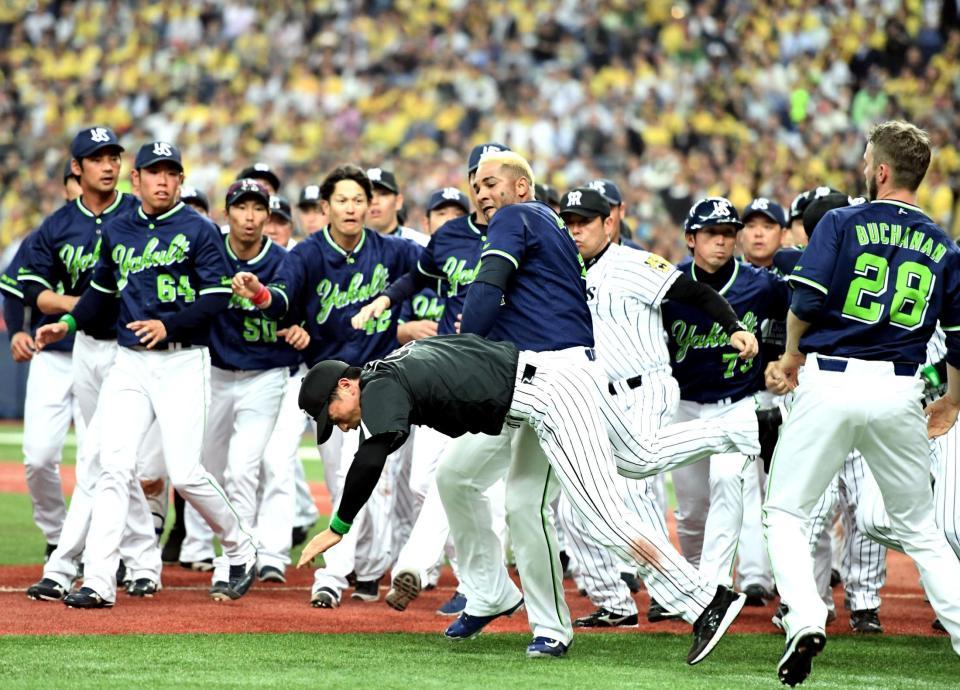 ５回、乱闘となり、矢野コーチを投げ飛ばすバレンティン（撮影・飯室逸平）