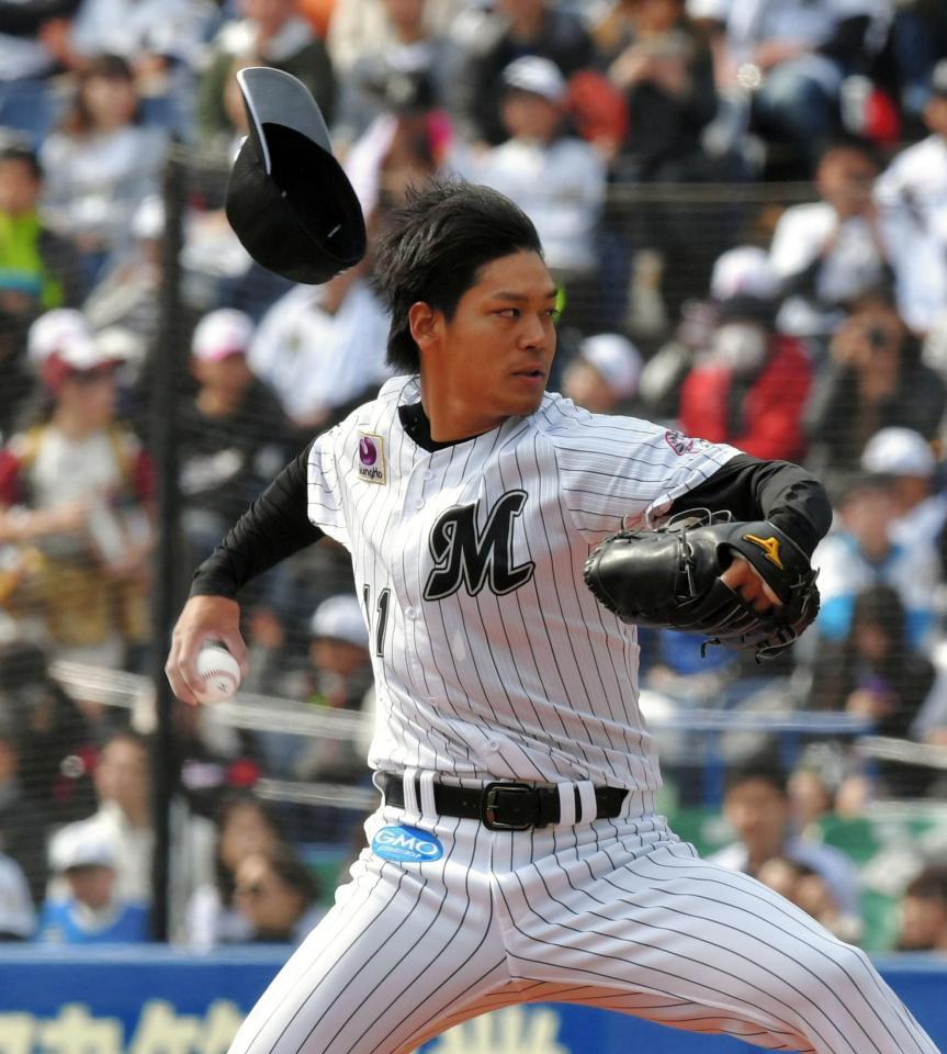 １回、投球練習の初球にいきなり風で帽子を飛ばされ、マリンの洗礼を浴びるロッテ・佐々木千隼＝ＺＯＺＯマリン（撮影・出月俊成）