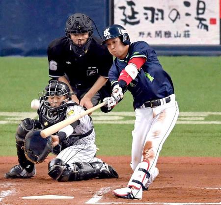 ６回、同点タイムリー二塁打を放つ山田　