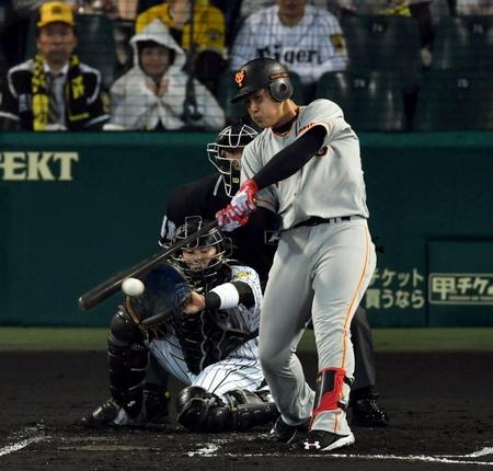 １回巨人２死満塁、左線へ２点適時打を放つ巨人・岡本和真＝甲子園（撮影・田中太一）