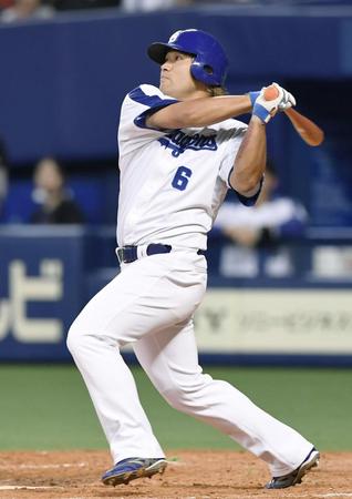 　３回中日１死満塁、平田が左中間に走者一掃の三塁打を放つ＝ナゴヤドーム