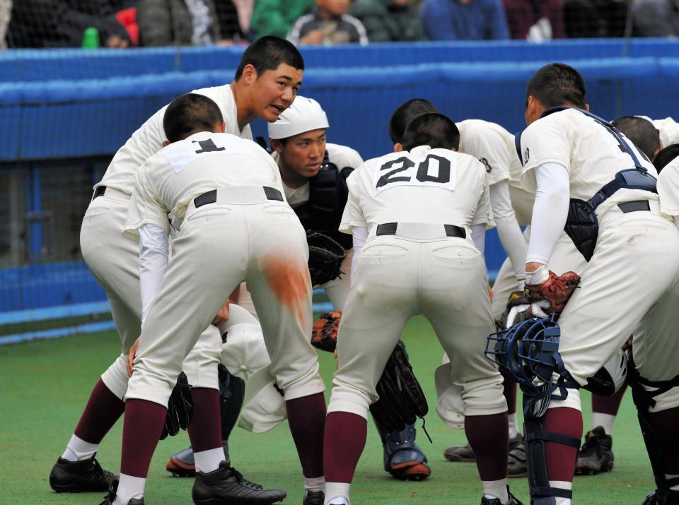 ５回、円陣でナインを鼓舞する早実・清宮（左）＝神宮第２（撮影・出月俊成）