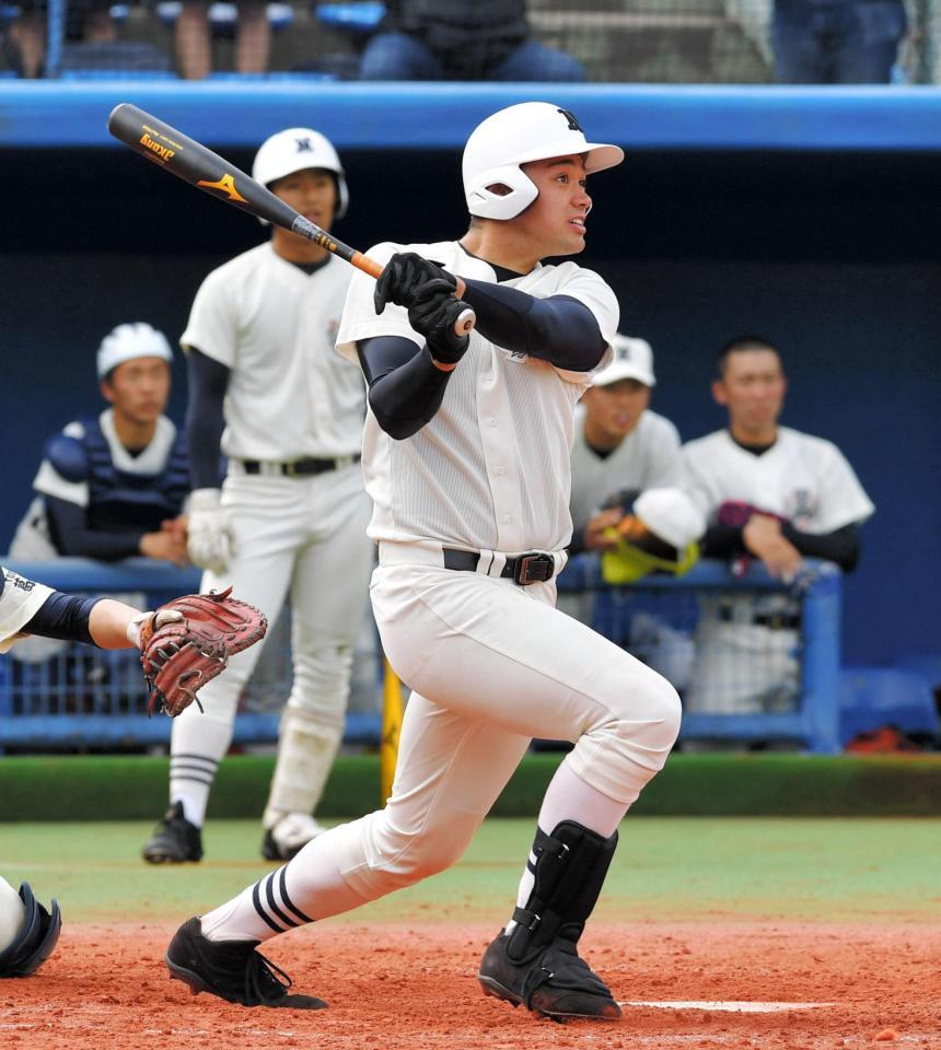３回、ソロ本塁打を放つ日大三・金成麗生＝神宮第２（撮影・出月俊成）