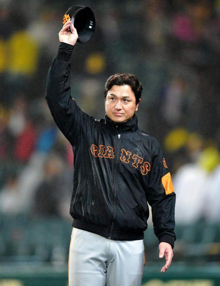 阪神に勝利し、ファンの声援に応える巨人・高橋監督