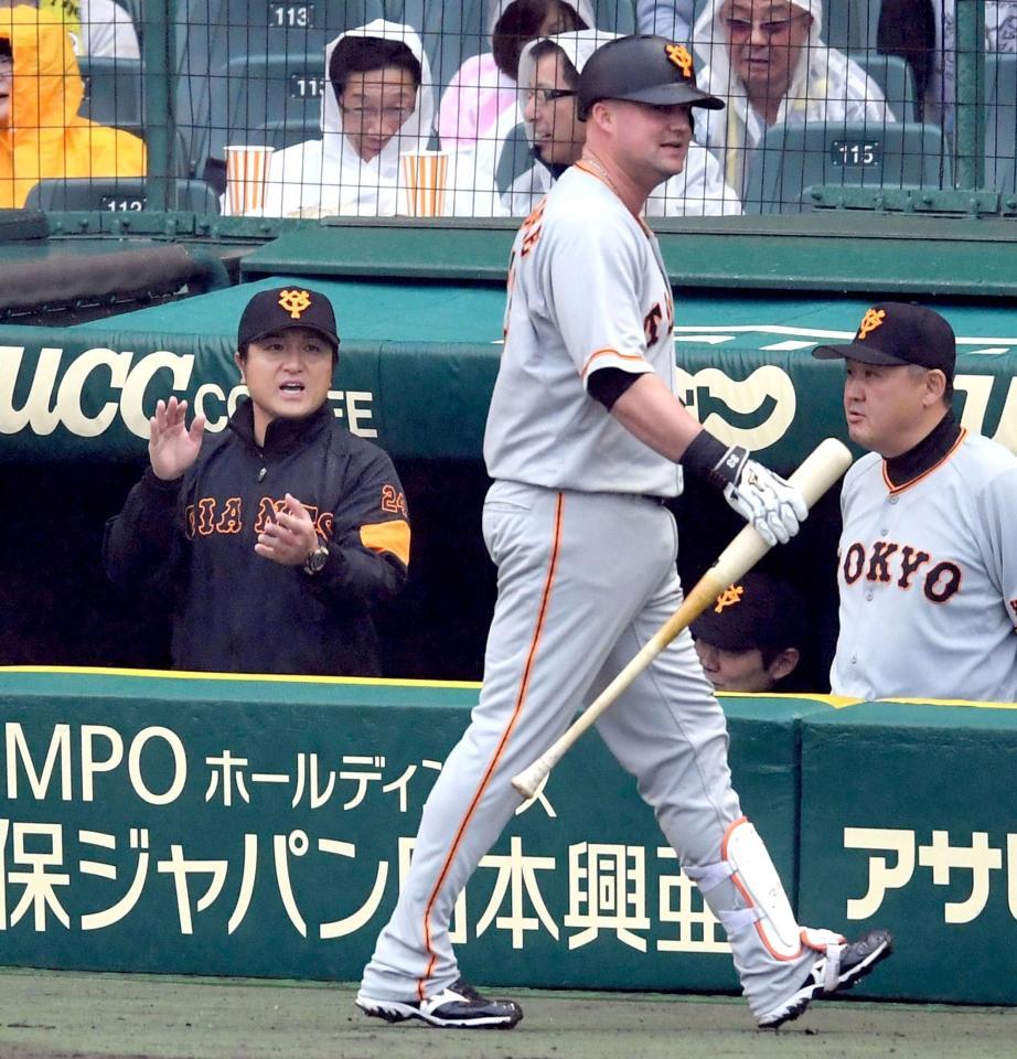 ベンチでナインを鼓舞する高橋監督（撮影・飯室逸平）