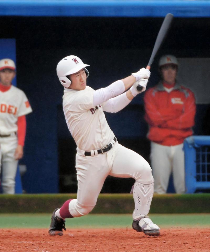 ４回早実無死一塁、野村大樹は２ランを放つ＝神宮第二球場（撮影・金田祐二）