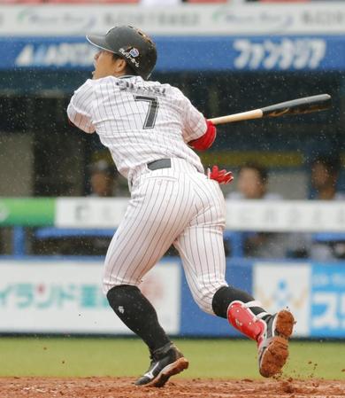 　６回、鈴木が右中間に本塁打を放つ