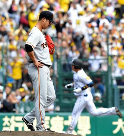 ２回、北條（右）に先制のソロを打たれうつむく大竹