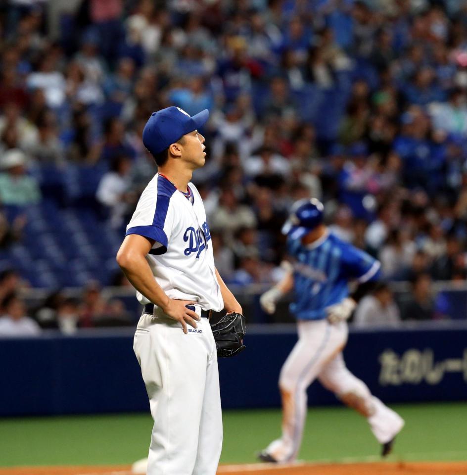 ６回、梶谷（右）に逆転の中越え２ランを浴び立ち尽くす吉見