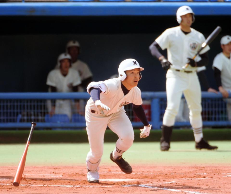 ２回日大三２死１、二塁、日大三・桜井周斗は右越え３ランを放つ（後方右は金成麗生）＝神宮第二球場（撮影・金田祐二）