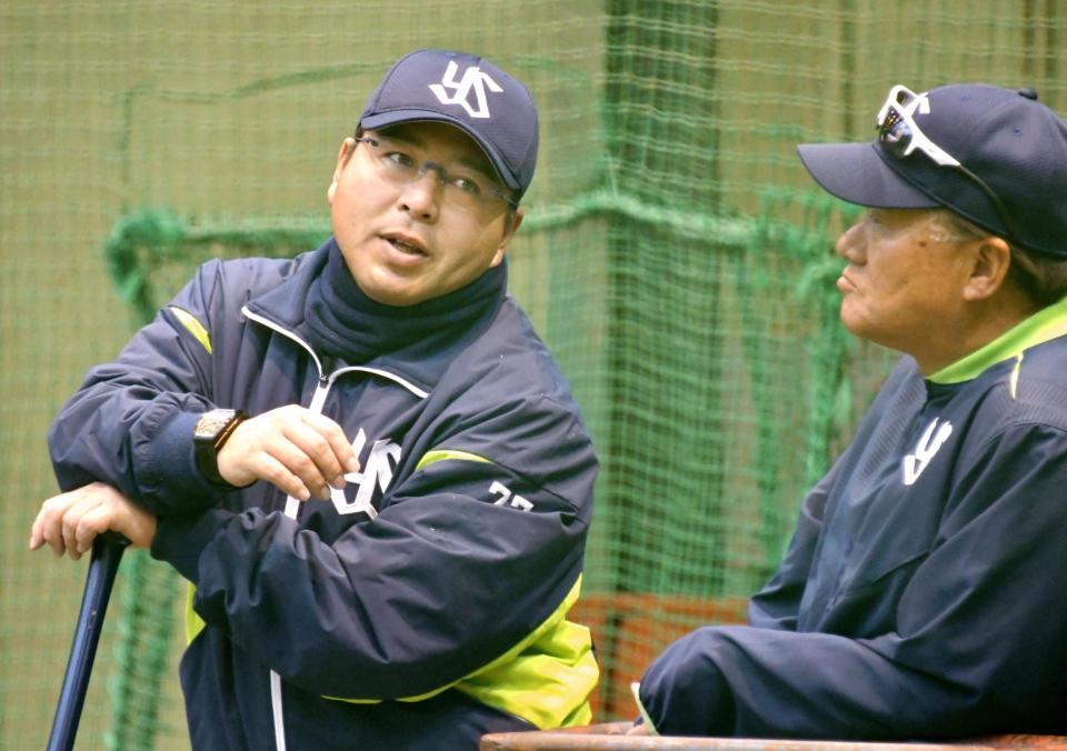 　中日戦が雨天中止となり、杉村コーチ（右）と話すヤクルトの真中監督