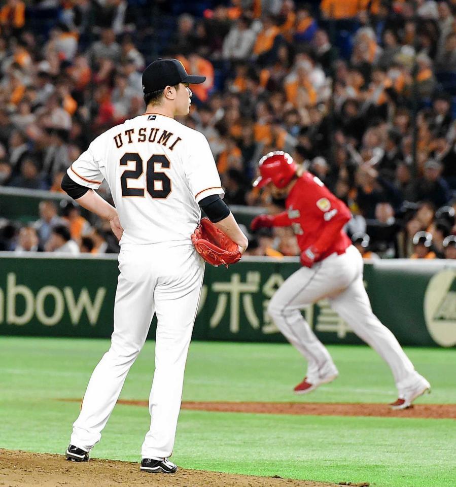 　３回、エルドレッド（奥）に本塁打を浴びた内海