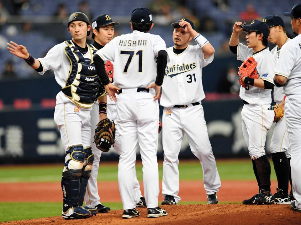 　４回、失策でロッテに得点を許しマウンドに集まるオリックスナイン（撮影・佐藤厚）