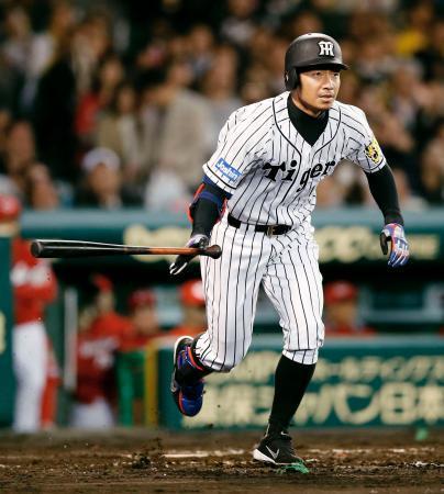 　３回阪神１死満塁、鳥谷が右翼線に２点二塁打を放つ＝甲子園