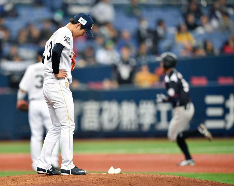 　７回、細谷（右）に逆転３ランを浴びた山岡