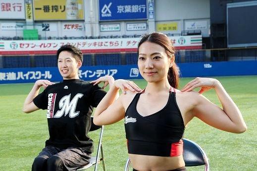 肩回しのポーズ