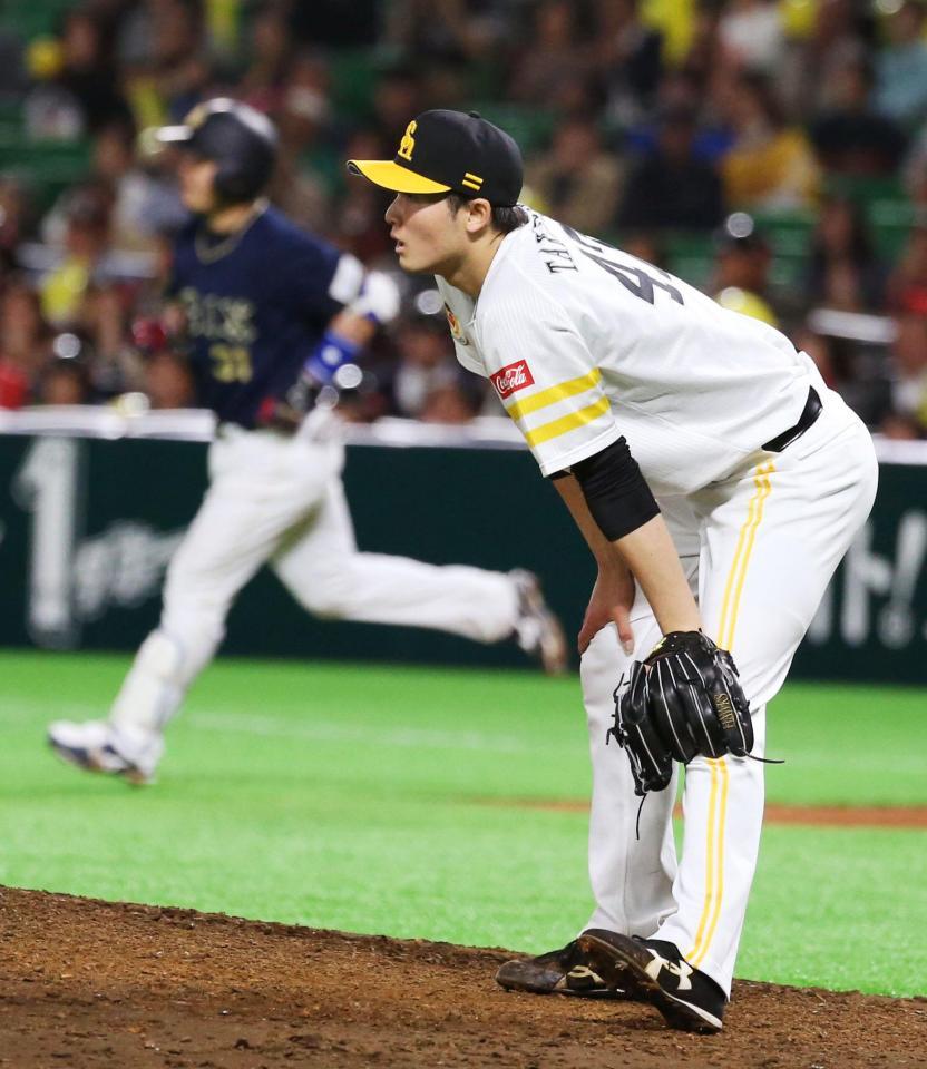 　７回、オリックス・小谷野（左）に本塁打を浴びたソフトバンク・高橋