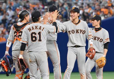 　中日に勝利し、タッチを交わす坂本勇（右から２人目）ら巨人ナイン＝ナゴヤドーム