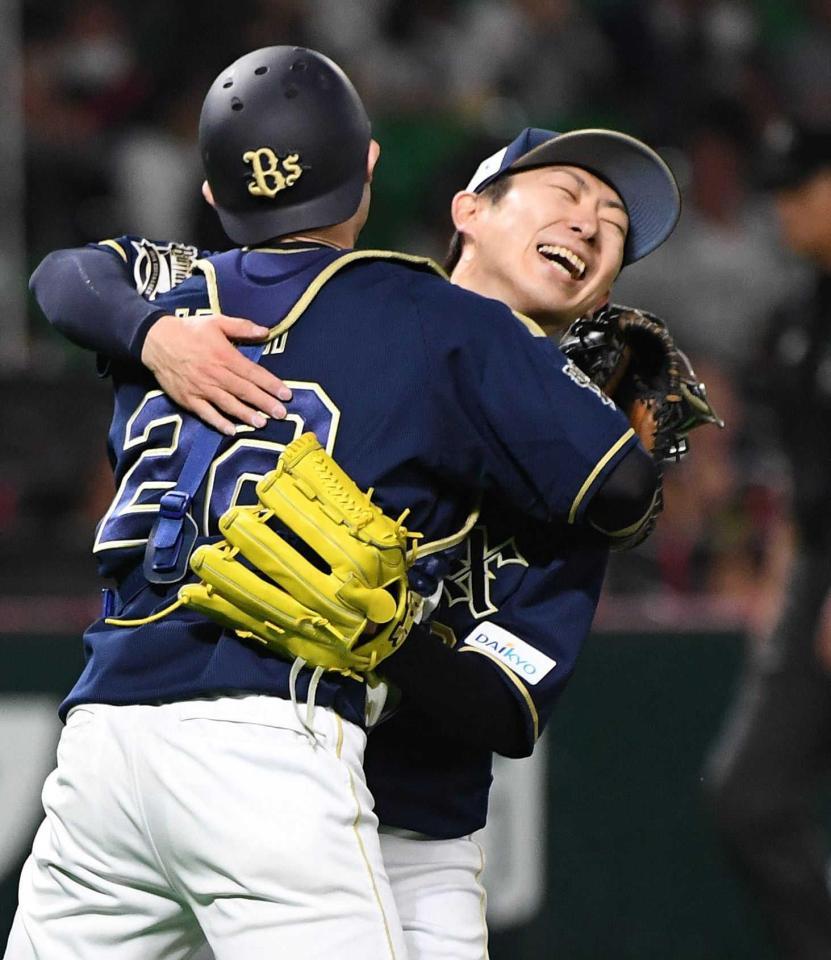 　ソフトバンクを完封し、伊藤（左）と抱き合って喜ぶ金子