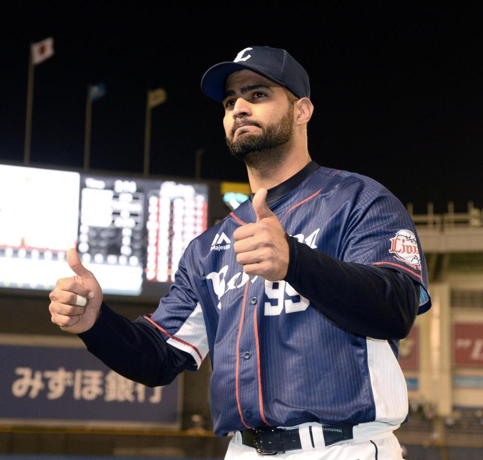 　来日９９本目の本塁打が逆転弾となりファンの声援に応えるメヒア