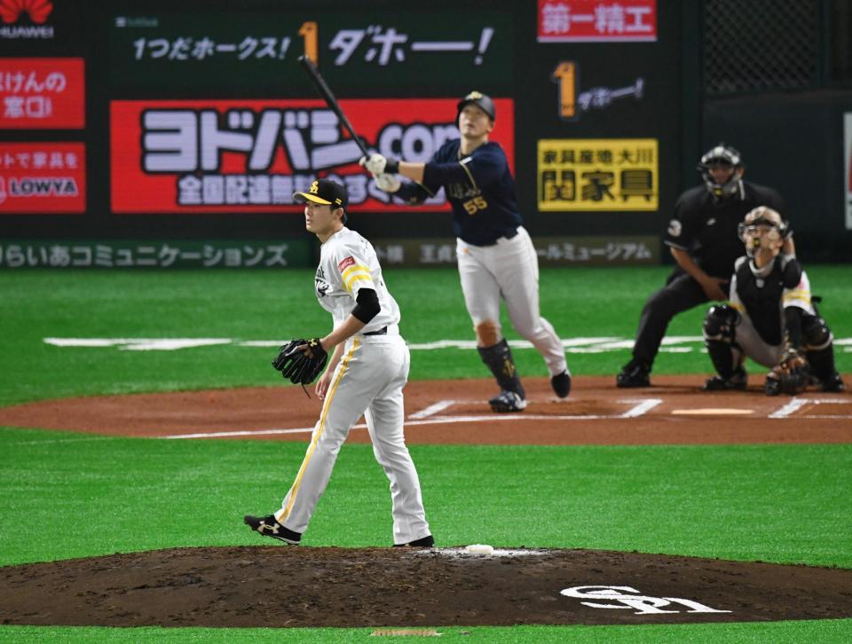  ６回、Ｔ-岡田に右翼席への４号ソロを浴びた高橋（手前）