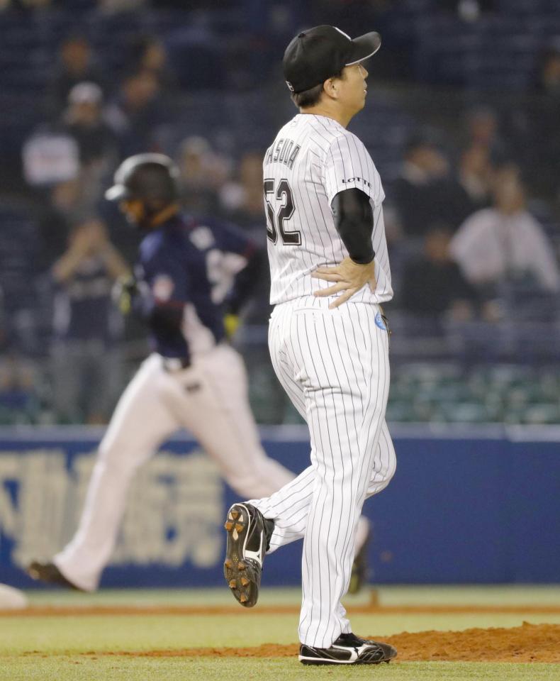 　９回、西武・メヒア（奥）に逆転２ランを浴び、肩を落とすロッテ・益田