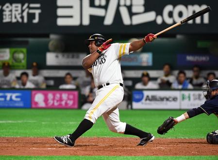 　３回、右中間に１号２点本塁打を放つデスパイネ