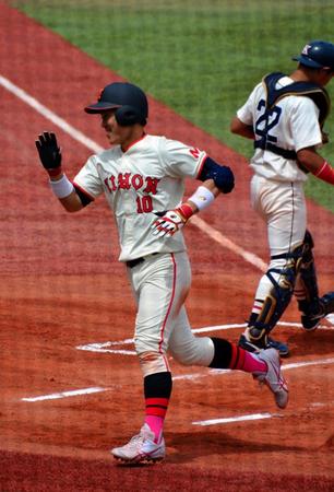 六回、左越えに２ランを放って生還し、笑顔を見せる日大・八田