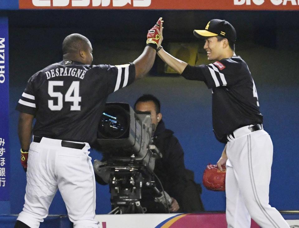 　５回、勝ち越し３ランを放ったデスパイネ（左）とタッチするソフトバンク・千賀