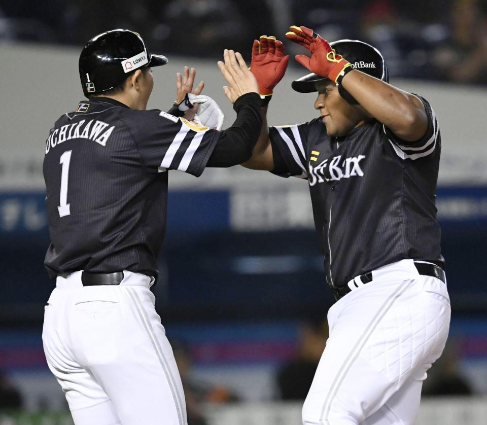 　５回、勝ち越し３ランを放ち、一走内川（左）に迎えられるソフトバンクのデスパイネ